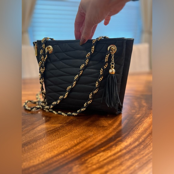 Giorgio Beverly Hills Vintage 80/90’s
Quilted Black Leather Purse Gold Hardware - Picture 14 of 17